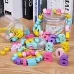 Cuentas y números de madera para enhebrar 009894 en bote para conteo y motricidad fina