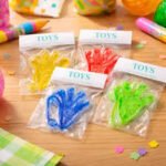 Mini Manitas Pegajosas 001.0125 en color amarillo-verde translúcido, juguete táctil sensorial para niños de 4 a 8 años
