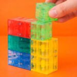 Niño jugando con Cubos Magnéticos de Cristal Color 820923 para desarrollo motriz.