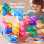 Niño jugando con Cubos Magnéticos de Cristal Color 820923 para desarrollo motriz.