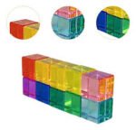 Niño jugando con Cubos Magnéticos de Cristal Color 820923 para desarrollo motriz.