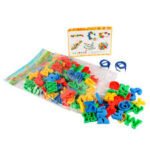 XMAJO 002.0002 — Ensartado de letras de plástico multicolor