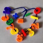 Números de plástico para enhebrar 002.0003 de colores para conteo y motricidad fina