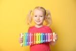Xilófono didáctico metalico para niños con notas de colores y baquetas