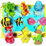 Rompecabezas de encastre y pesca 236075 en madera con 11 figuras marinas y caña magnética para niños de 2 a 5 años