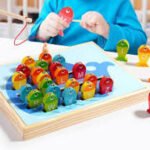 Juego didáctico de madera para niños, incluye pesca magnética de madera, juego de ensarte de zanahorias numeradas, pizarron para marcadores de agua y desarrollo de motricidad fina.