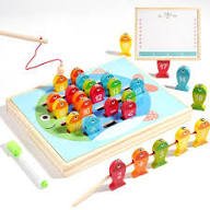Juego didáctico multifuncional de madera para niños, incluye pesca magnética de madera, juego de ensarte de zanahorias numeradas, pizarron para marcadores de agua y desarrollo de motricidad fina.