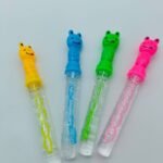 Tubos de burbujas 800414 con cabeza de rana rosa, verde, azul y amarilla en exposición, ideal para niños y juegos didácticos, fomentando la alegría y el aprendizaje.