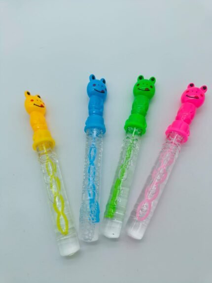 Tubos de burbujas 800414 con cabeza de rana rosa, verde, azul y amarilla en exposición, ideal para niños y juegos didácticos, fomentando la alegría y el aprendizaje.