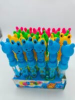 Tubo de burbujas 800414 con cabeza de rana rosa, verde, azul y amarilla en exposición, ideal para niños y juegos didácticos, fomentando la alegría y el aprendizaje.