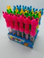 Tubo de burbujas 800414 con cabeza de rana rosa, verde, azul y amarilla en exposición, ideal para niños y juegos didácticos, fomentando la alegría y el aprendizaje.
