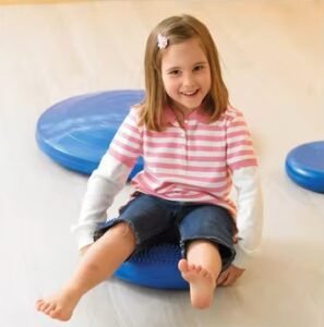 Niña utilizando material sensorial educativo para mejorar concentración, equilibrio y regulación en actividades infantiles para TDAH