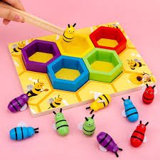 Juego Montessori de coordinación mano-ojo con abejas de colores y pinzas para desarrollar precisión y habilidades motoras infantiles