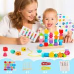 Juego Montessori de Ensartado 238901 con cuentas geométricas de madera multicolor y tarjetas de secuencias para niños desde 2 años