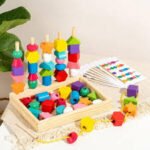 Juego Montessori de Ensartado 238901 con cuentas geométricas de madera multicolor y tarjetas de secuencias para niños desde 2 años