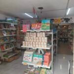 Estantes con juguetes Montessori y material didáctico en la sucursal de Monterrey