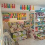Estantes con juguetes Montessori y material didáctico en la sucursal de Monterrey