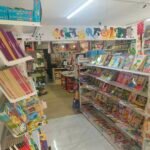 Estantes con juguetes Montessori y material didáctico en la sucursal de Monterrey