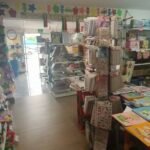 Estantes con juguetes Montessori y material didáctico en la sucursal de Monterrey