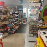 Estantes con juguetes Montessori y material didáctico en la sucursal de Monterrey