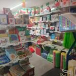 Estantes con juguetes Montessori y material didáctico en la sucursal de Monterrey