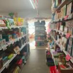 Estantes con juguetes Montessori y material didáctico en la sucursal de Monterrey