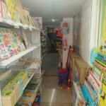 Estantes con juguetes Montessori y material didáctico en la sucursal de Monterrey