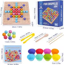 Tablero de motricidad fina 008344 con bolitas de madera de colores, pinzas, cuchara y palillos
